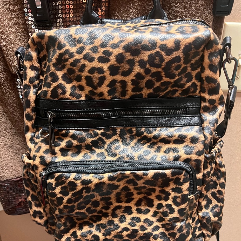 NWOT Cheetah  print backpack style purse w/fossil wallet